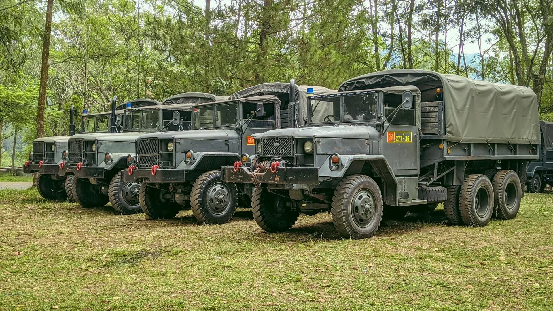Camioane militare aliniate, pregătite pentru plecare