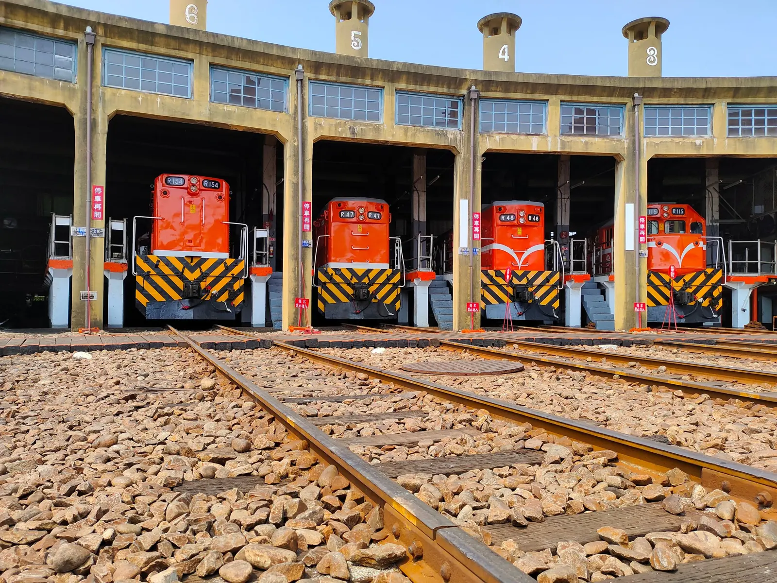 Locomotive diesel parcate într-un depou feroviar circular