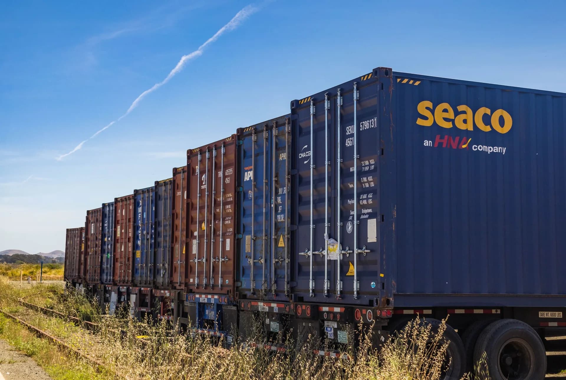 Tren de marfă încărcat cu containere, pe calea ferată