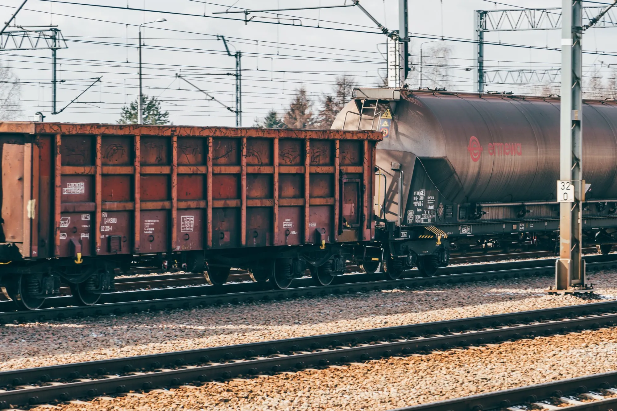 Vagoane de marfă aliniate pe linii, într-o stație de triaj