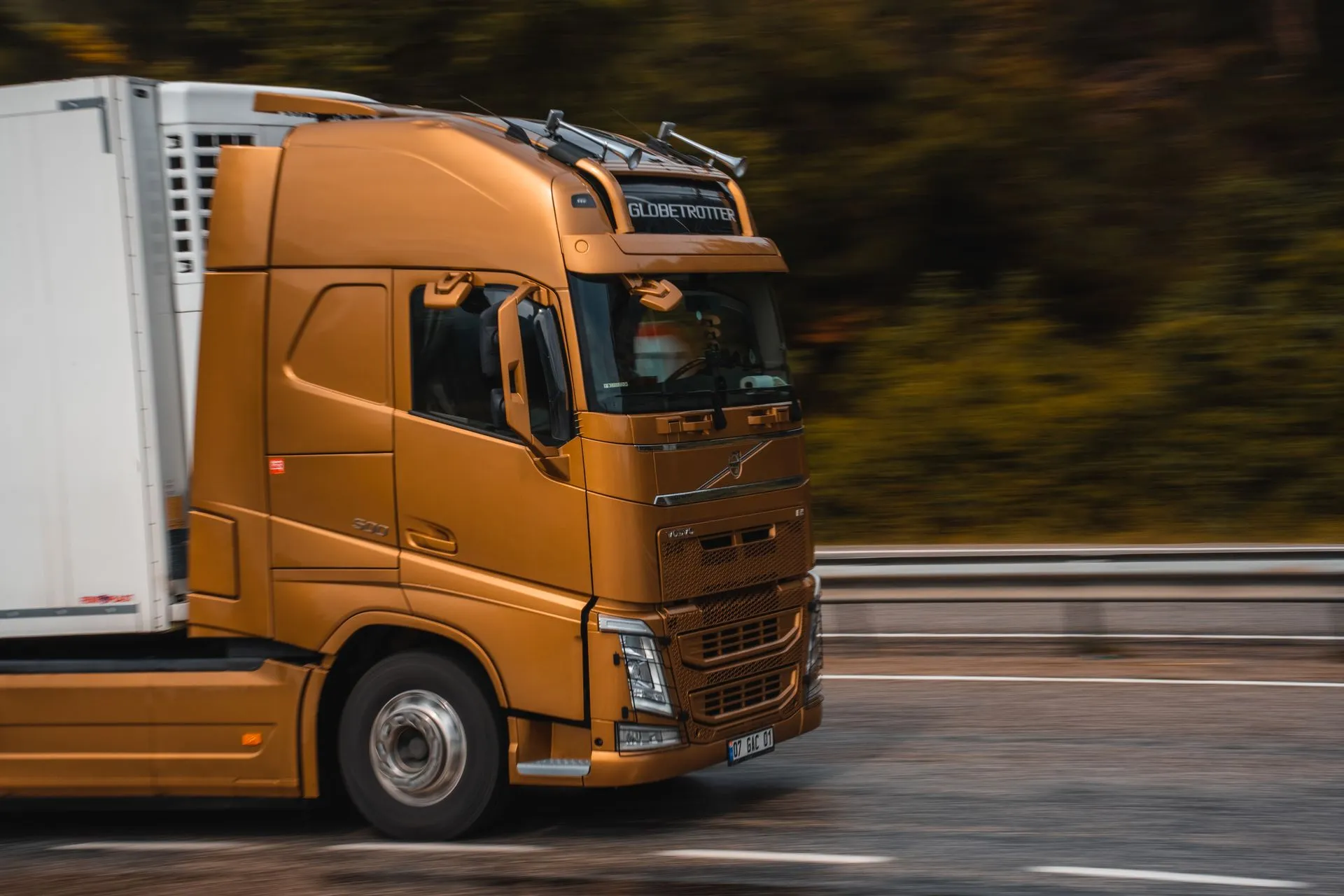 Semiremorcă frigorifică în timpul transportului